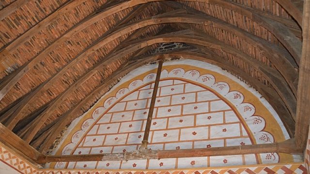 Château de Guédelon Peinture murale à l'ocre sur les murs intérieurs du château de Guédelon