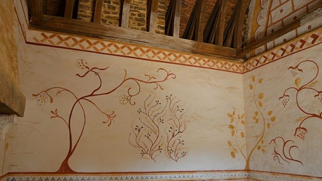 Château de Guédelon Peinture murale à l'ocre sur les murs intérieurs du château de Guédelon