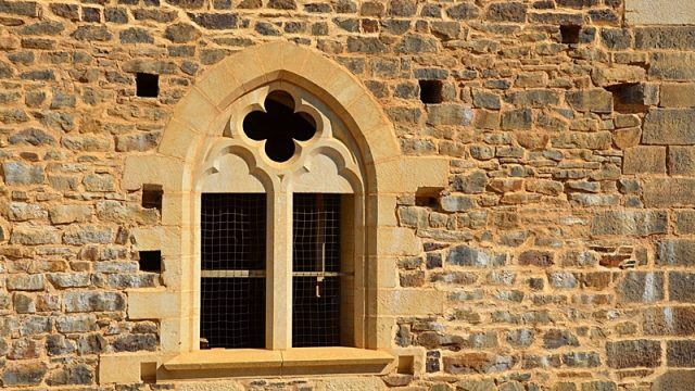 Château de Guédelon Fenêtre et mur extérieur du château de Guédelon