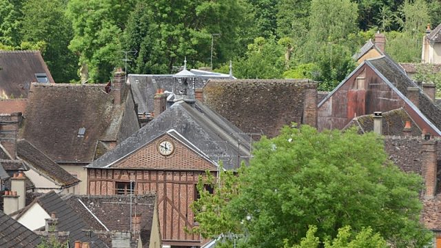 La halle de Charny Orée de Puisaye La Halle de Charny dans l'Yonne