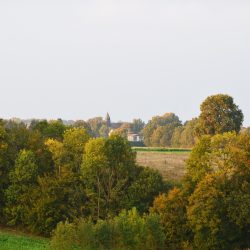 Sur un chemin de promenade à partir du gîte ; on aperçoit le clocher du village de Fontenouilles