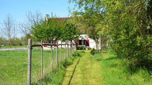 Le gîte en avril le gîte rural en avril vue du jardin près de la mare situé à Fontenouilles Charny Orée de Puisaye dans l'Yonne