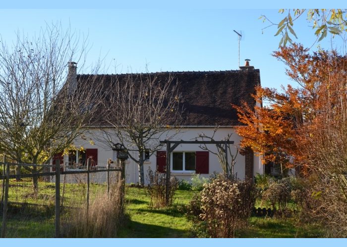En automne La façade arrière du gîte en automne à Fontenouilles Charny Orée de Puisaye dans l'Yonne