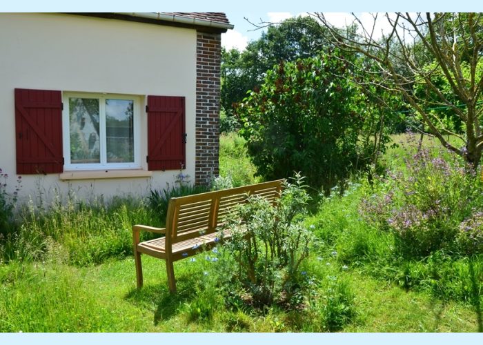 Faire une pause sur un banc du jardin près du gîte Faire une pause sur un banc du jardin près du gîte à Fontenouilles Charny Orée de Puisaye dans l'Yonne