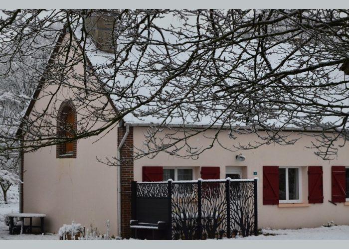 En hiver L'hiver, la neige entoure le gîte situé à Fontenouilles Charny Orée de Puisaye dans l'Yonne