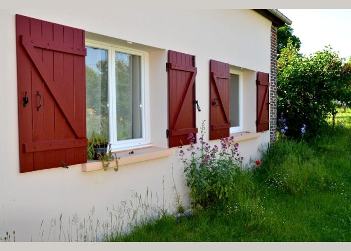 Les fleurs de printemps entourent le gîte Les fleurs de printemps entourent le gîte situé à Fontenouilles Charny Orée de Puisaye dans l'Yonne