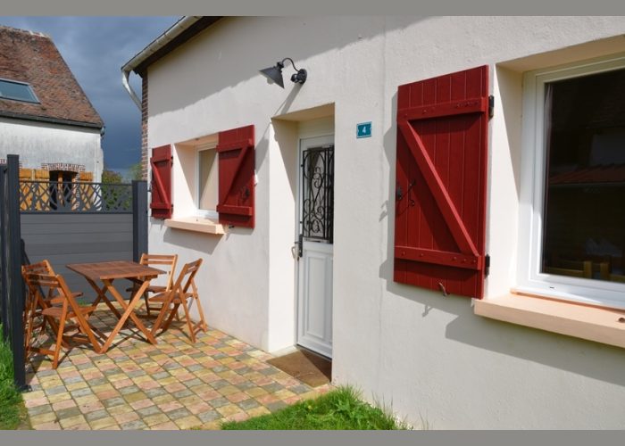 La terrasse du gîte La terrasse du gîte situé à Fontenouilles Charny Orée de Puisaye dans l'Yonne