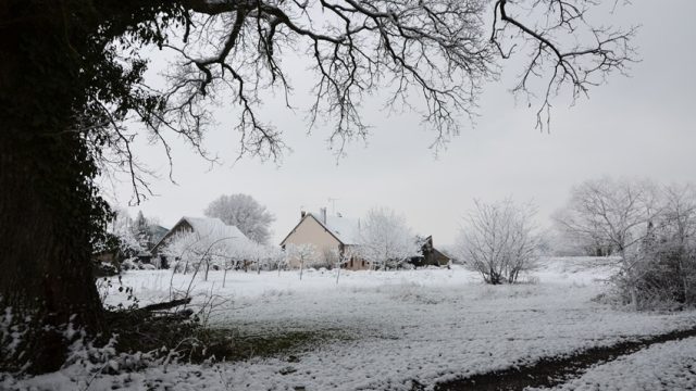 Le gîte sous la neige vu du chêne Le gîte sous la neige vu du chêne situé à Fontenouilles Charny Orée de Puisaye dans l'Yonne