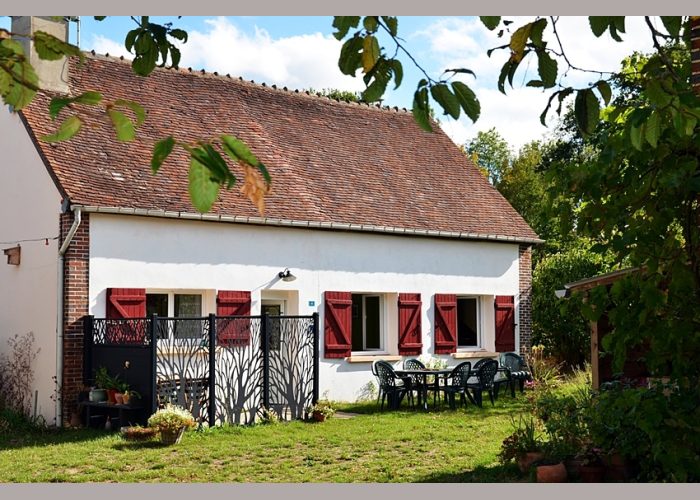 Le gîte, son entrée et son espace jardin
